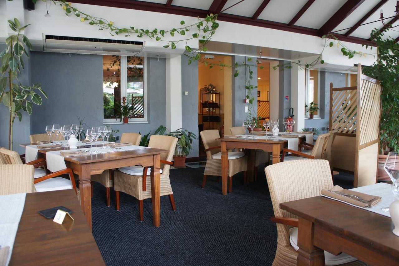 Hotel Restaurant La Goutte Noire Chateaumeillant Ngoại thất bức ảnh